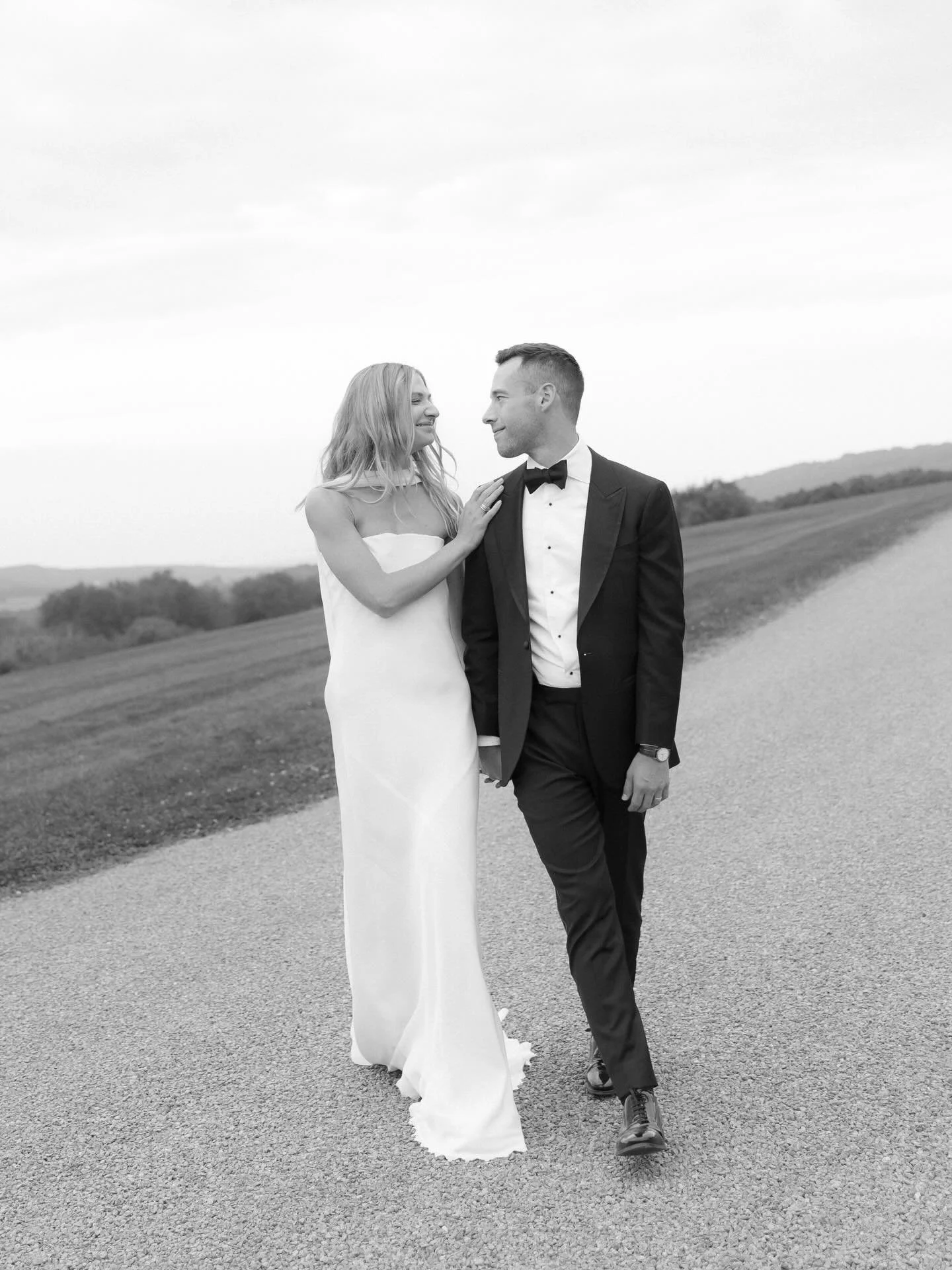 A few sweet black and white frames from M&amp;R&rsquo;s wedding day 🤍 The real magic lives in knowing when to step in and when to step back.