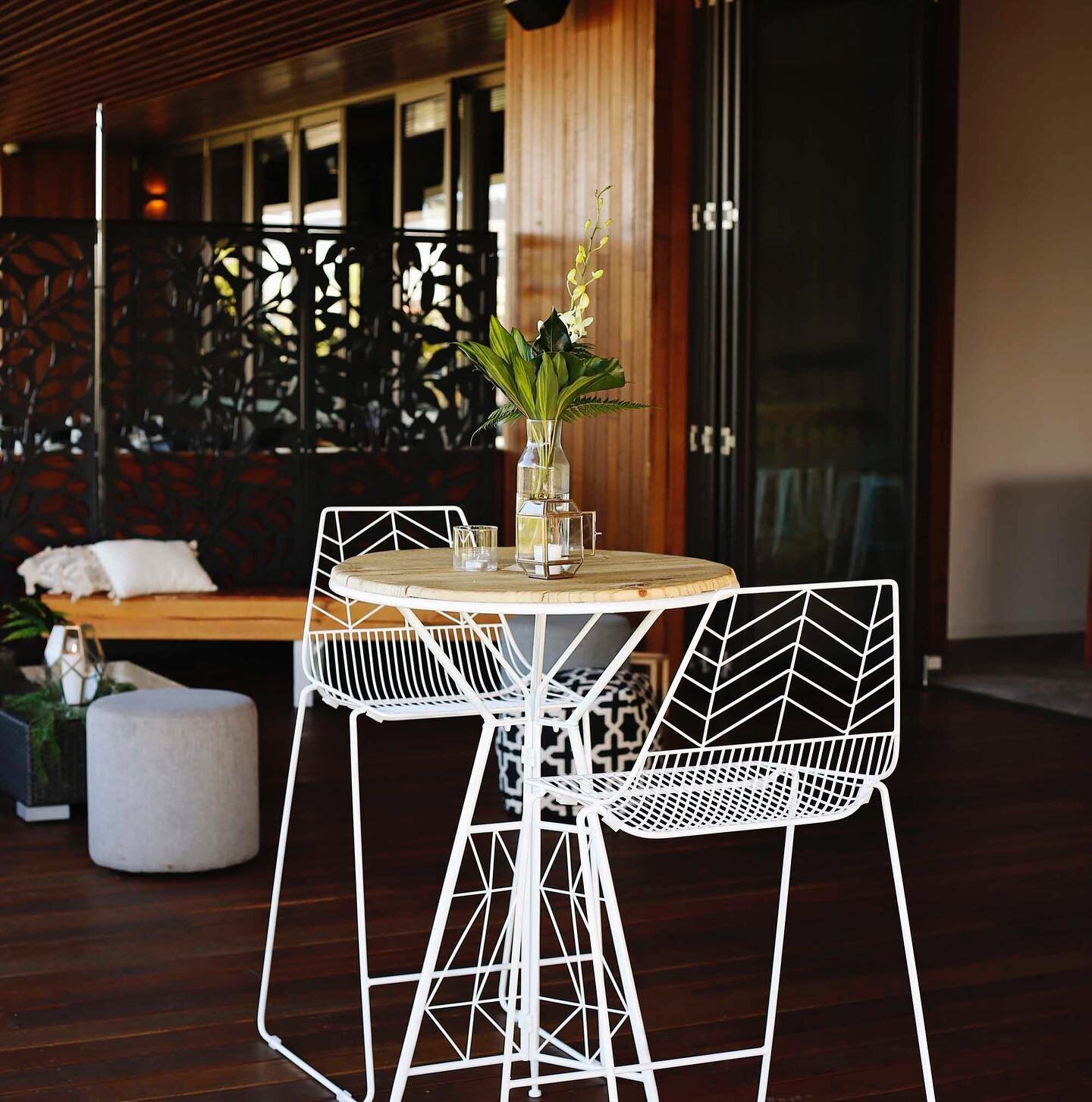 HAMPTON PALLET BARS
These are super cute 🥰

We currently have five of these available 👌

These are perfect for a more glam event and these tables come with two white wire stools per table
.
.
.
#furniturehireperth #hyrecollective #weddingfurniturep