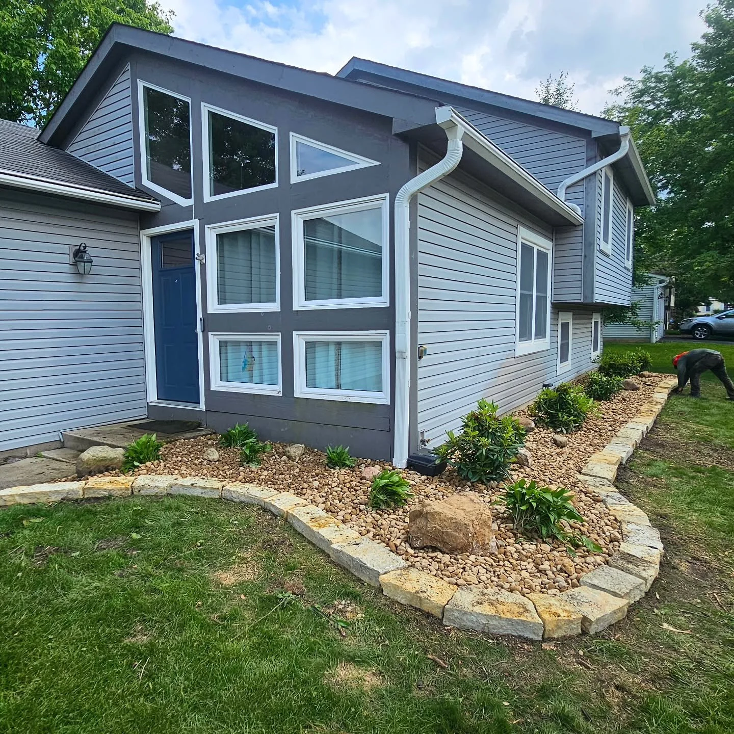 Freshly wrapped up! πͺβ¨
Rustic Buff stone edging + Mohican River Rock = the perfect natural combo for this front bed. Topped it off with some beautiful Rhododendrons to bring color and texture all season long. Low-maintenance, clean, and ready to thr