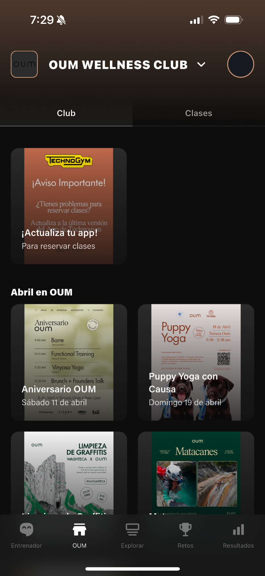 Pantalla de una aplicación móvil del club OUM WELLNESS CLUB mostrando anuncios y eventos en abril, incluyendo clases de yoga, aniversario del club, limpieza de graffitis, y actividades para perros.