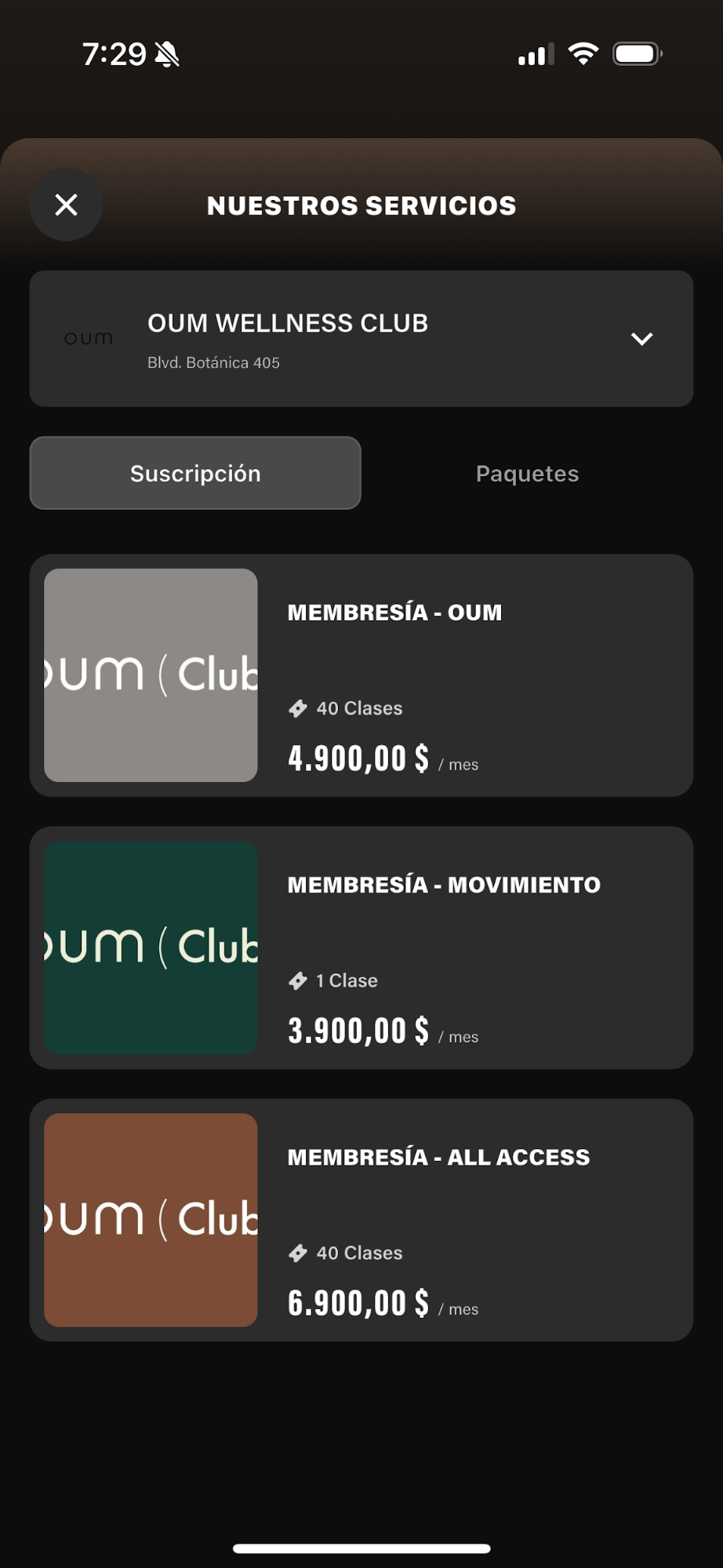 Pantalla de un teléfono móvil mostrando diferentes opciones de membresía en un club de bienestar, con precios y detalles de clases mensuales.