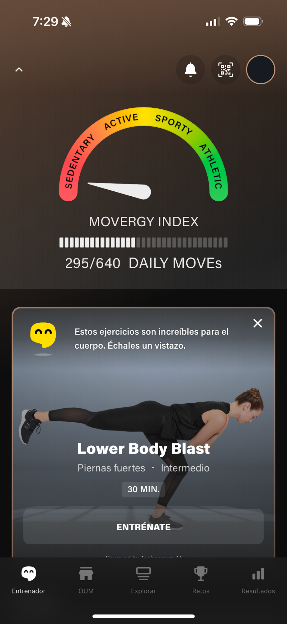 Pantalla de una aplicación de fitness que muestra un medidor de nivel de actividad con la aguja apuntando a la zona de sedentario y los detalles de un ejercicio llamado "Lower Body Blast" de entrenamiento de piernas fuertes, intermedio, duración de 30 minutos.