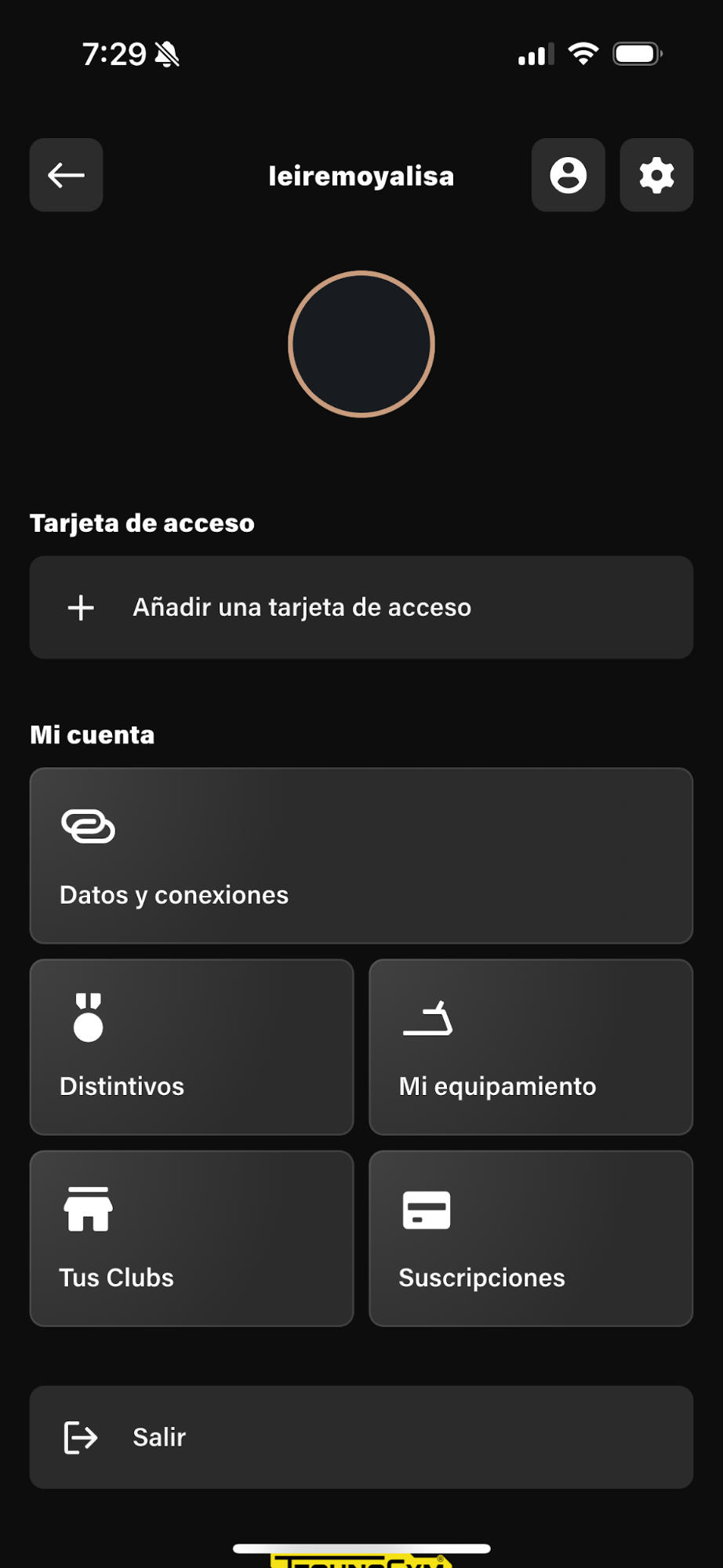 Pantalla de un teléfono móvil mostrando la interfaz de la aplicación con las opciones de datos y conexiones, distintivos, mi equipo, tus clubes y suscripciones, en modo oscuro.