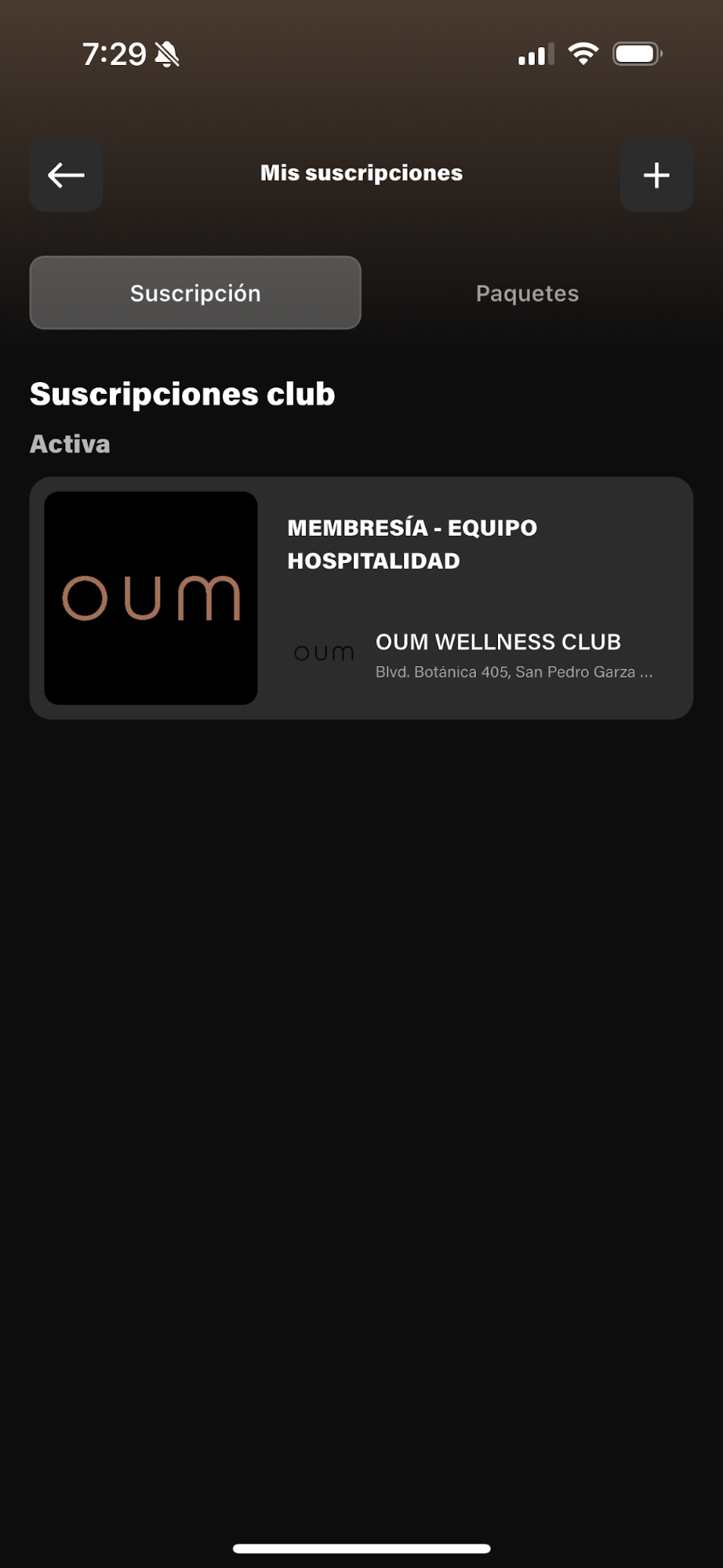 Pantalla de teléfono móvil mostrando la sección de suscripciones, con una suscripción activa a OUM WELLNESS CLUB en la que se observa el logotipo, nombre y dirección del lugar.