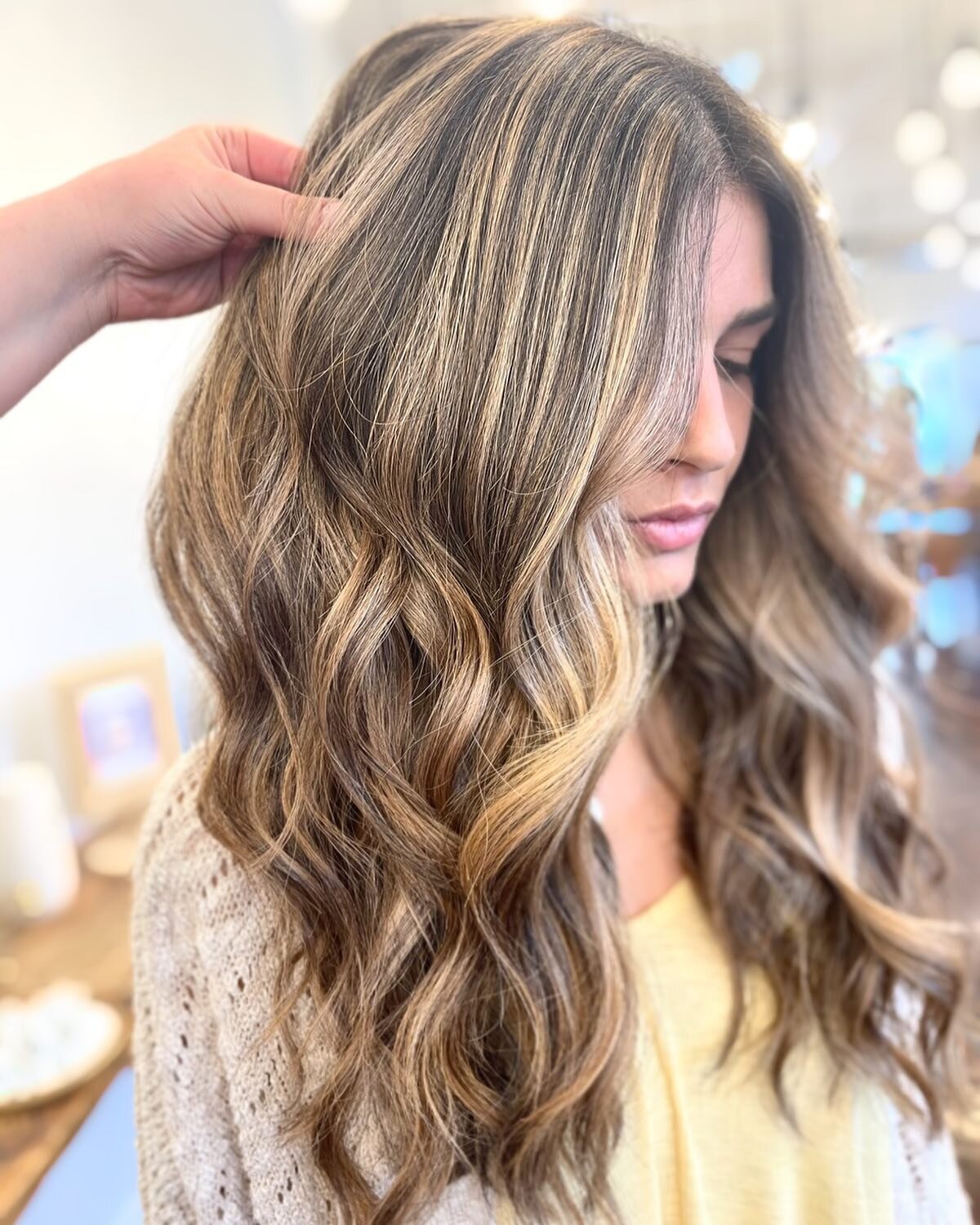 🌿Teasylight Queen🌿 
Full head of Teasylights + beautiful length and volume = PERFECTION! 
&bull;
Schedule your low maintenance summer hair appointment today by calling (860)999&bull;1493! 
&bull;
&bull;
&bull;
&bull;
&bull;
&bull;
&bull;
&bull;
&bu