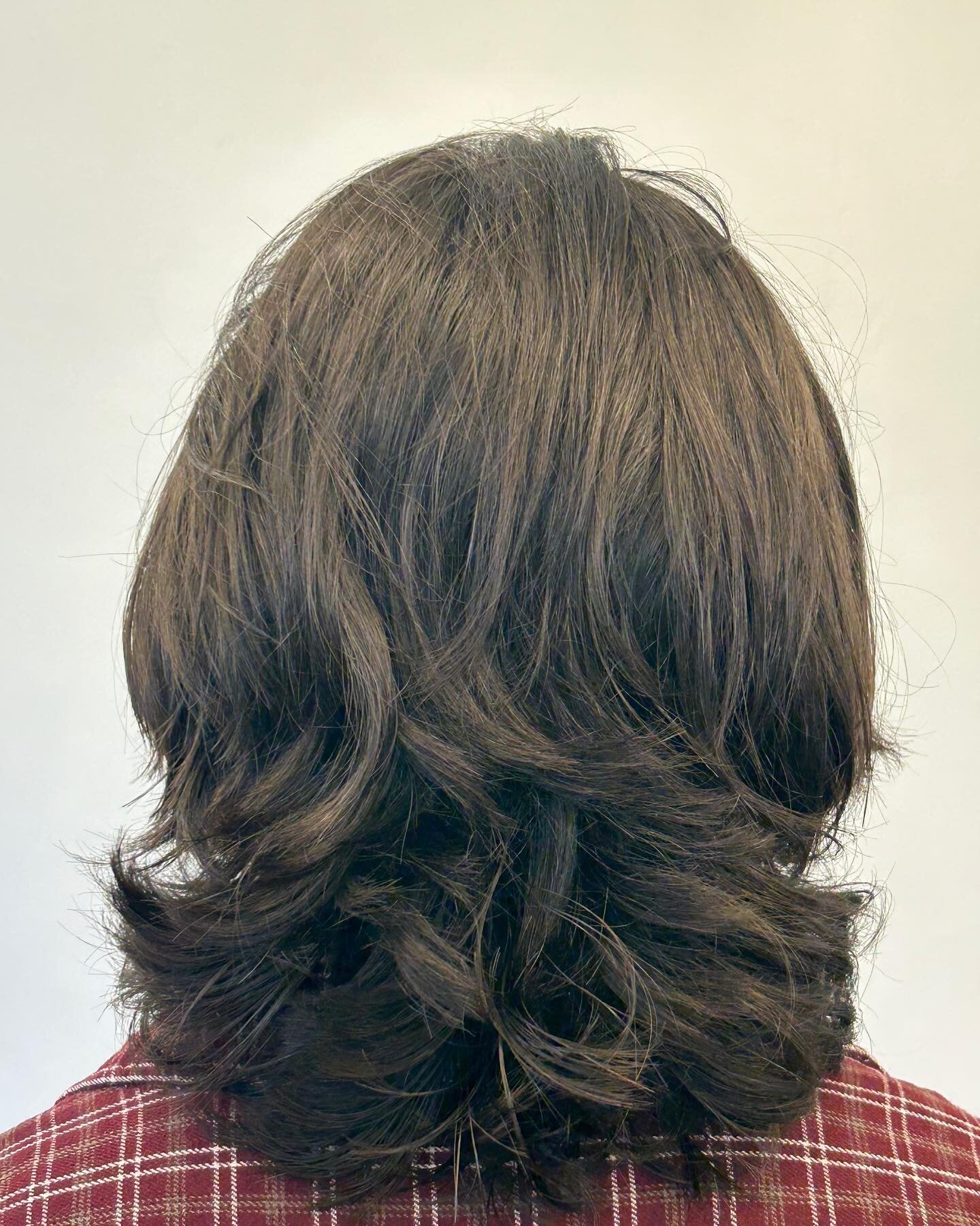 🌿REFRESHED🌿
Taking off a little length and adding movement can bring your hair to life and make your daily haircare routine much easier! 
&bull;
Haircut by Ricky @cuts_by_rickyb ✂️
&bull;
Schedule your appointments by calling or texting (860)999&bu