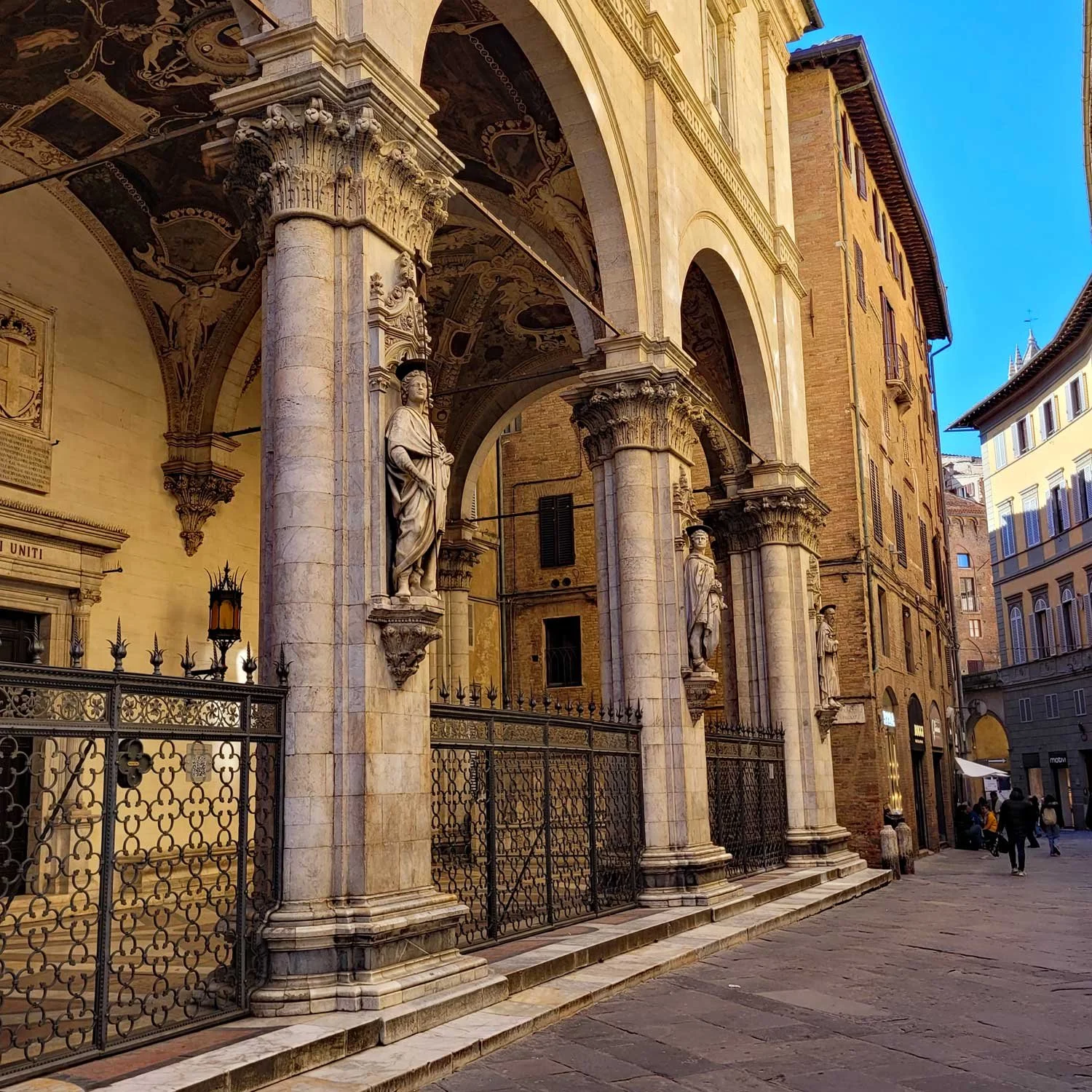 VE_Siena_Street_Statues_1500.jpg