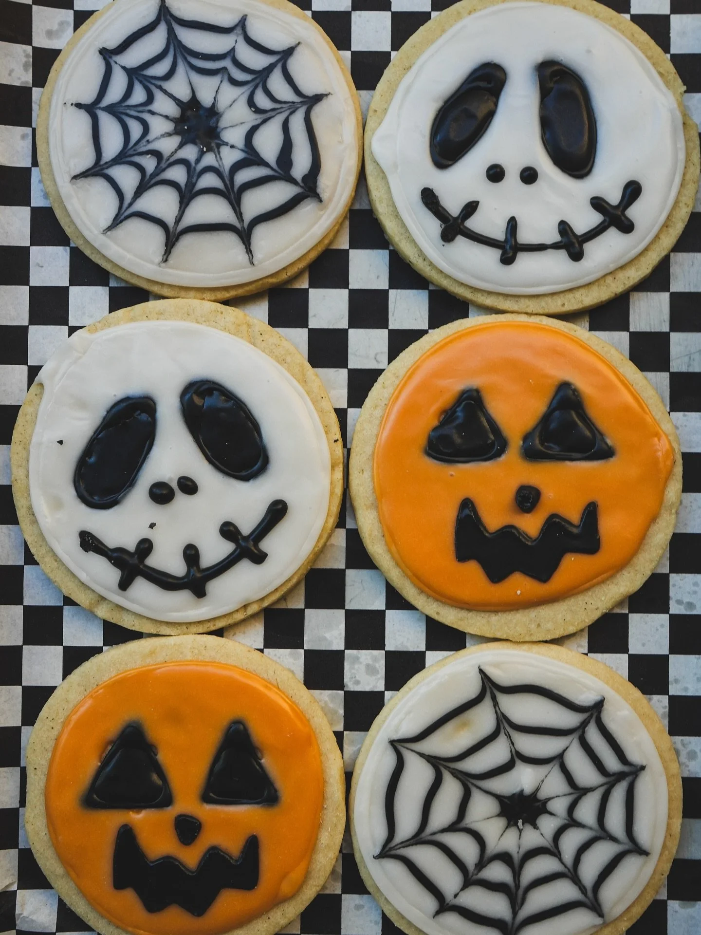 Have you seen our Halloween sugar cookies? 💀🎃 🕸️ They’re vegan & gluten free, spookily delicious, and the perfect treats to bring along with you to your next festive gathering! Give us a call to check on our stock/availability 📞 (818) 3