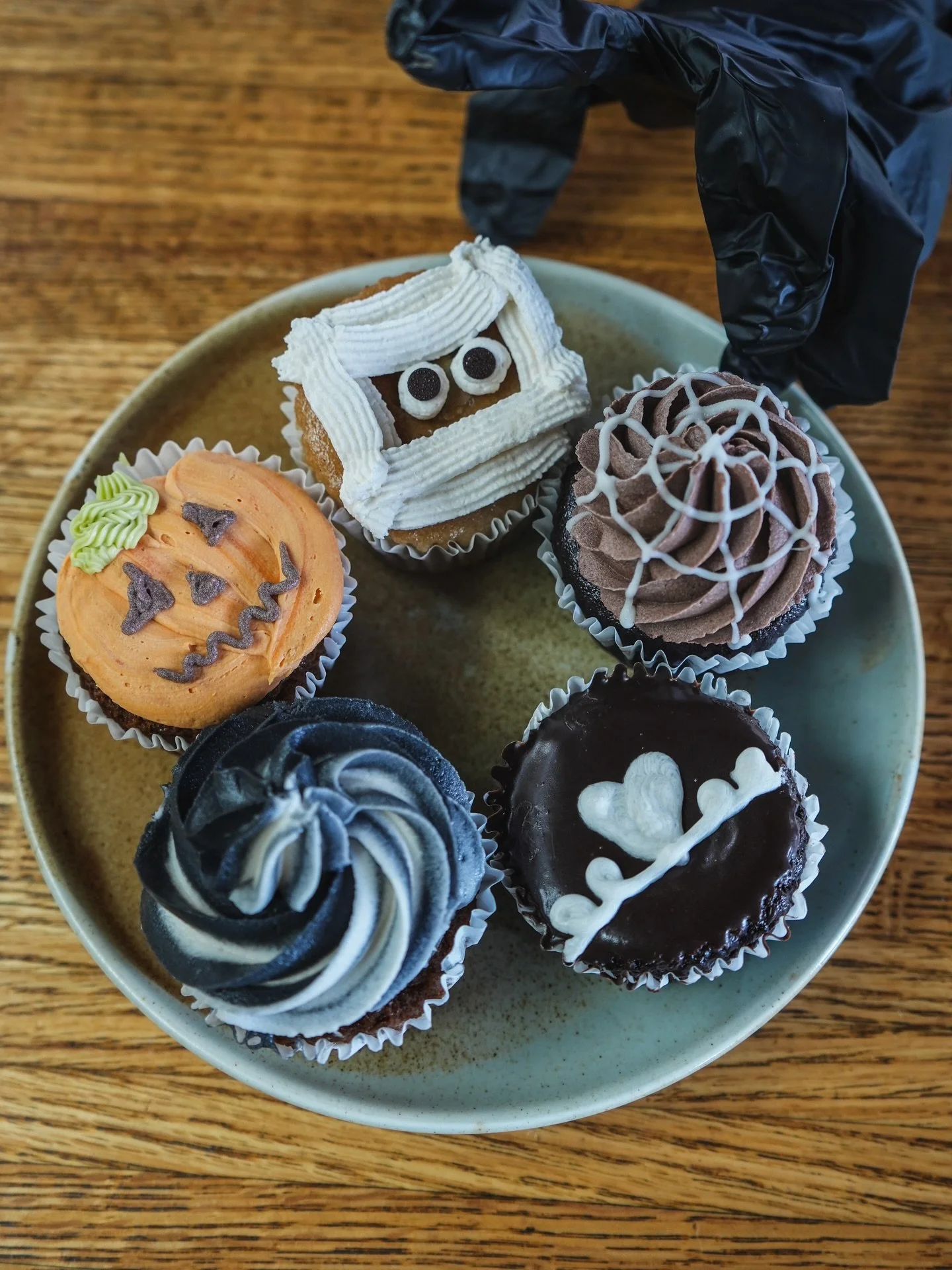 Grab your Halloween Cupcakes before they’re taken! 👻 And swipe to see a very happy Sean (these cupcakes are his favorite! 🧡) 
We also have Halloween sugar cookies and tons of vegan & allergen-free candy! 🍬🍫🍭🍪
#FYHmarketcafe
#RisingH