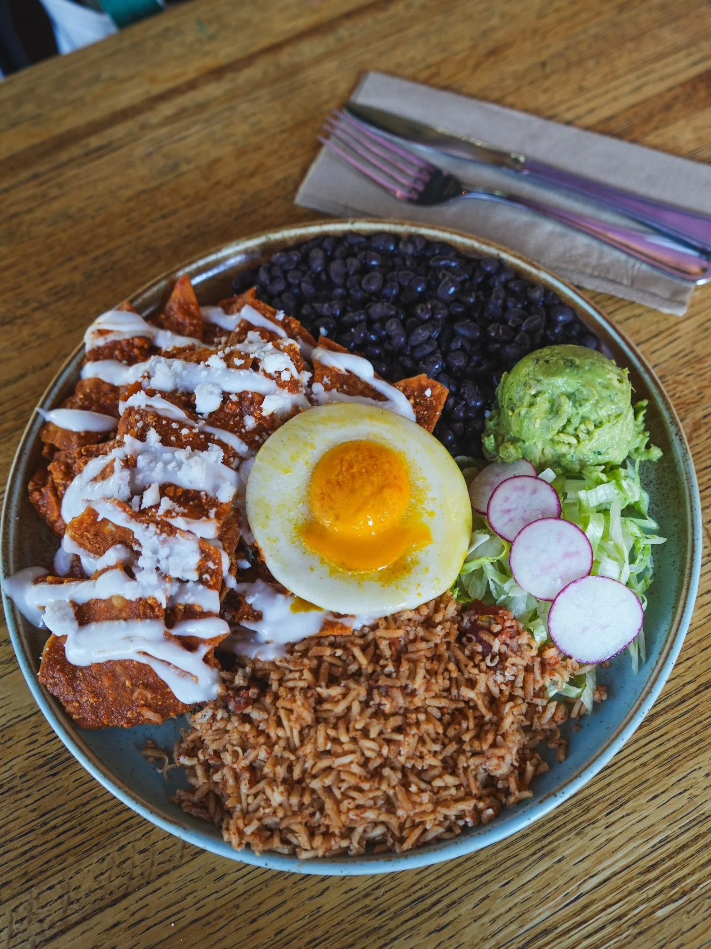 Hello to another beautiful spring day! 🌷 Here&rsquo;s our Weekend Brunch Special ☀️ Chilaquiles with @yoeggfoods Sunny Side Up 🍳 (Also available with our usual Tofu Scramble) 😋 Served with our Organic Black Beans &amp; Spanish Rice. 

Our Chilaqui