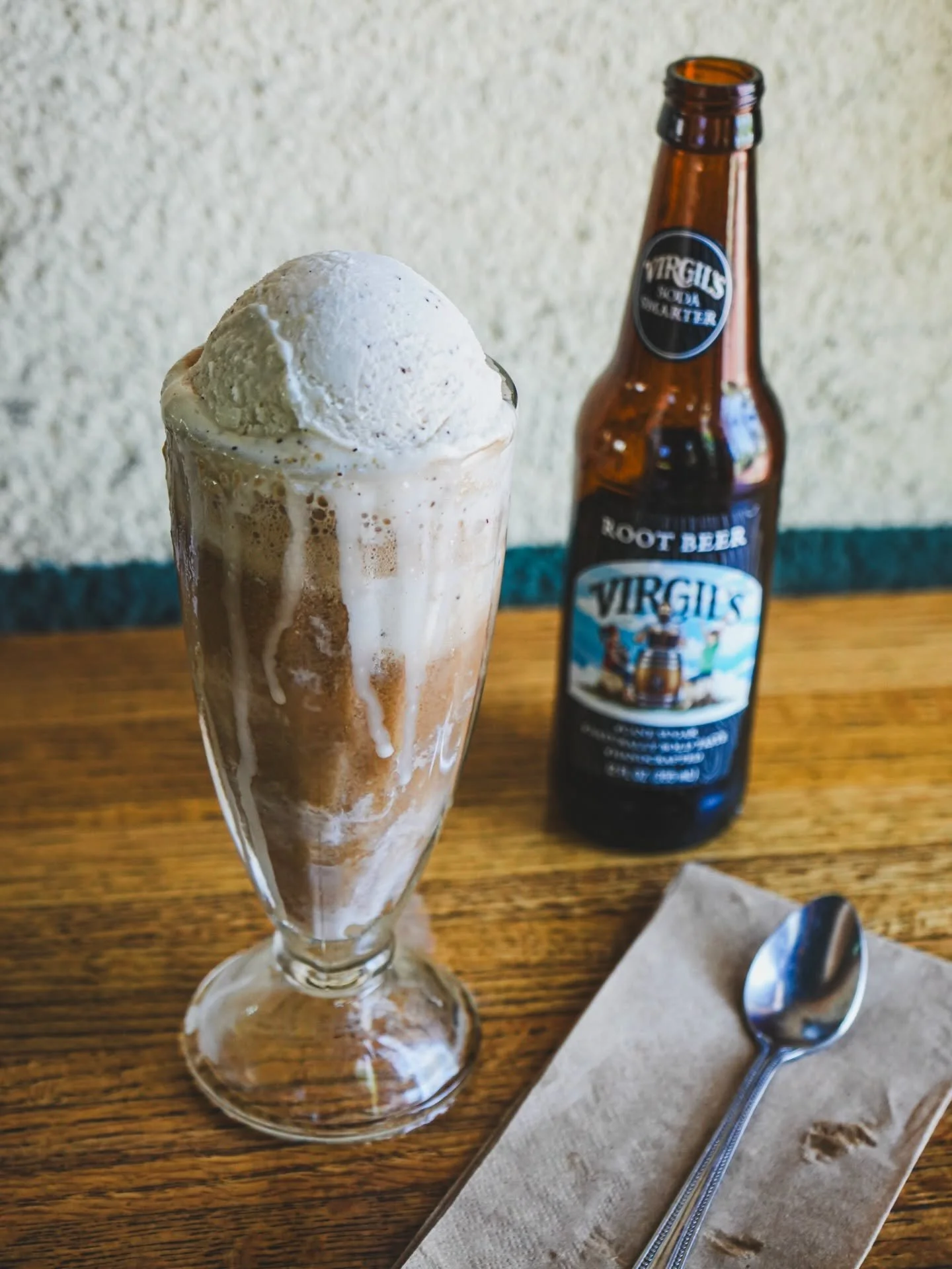 We think it&rsquo;s safe to say it&rsquo;s Root Beer Float season 🌊☀️ Celebrate the weekend with this hot weather classic 🍺 Made with @drinkvirgils craft root beer and a huge scoop of dairy free vanilla ice cream 🍨