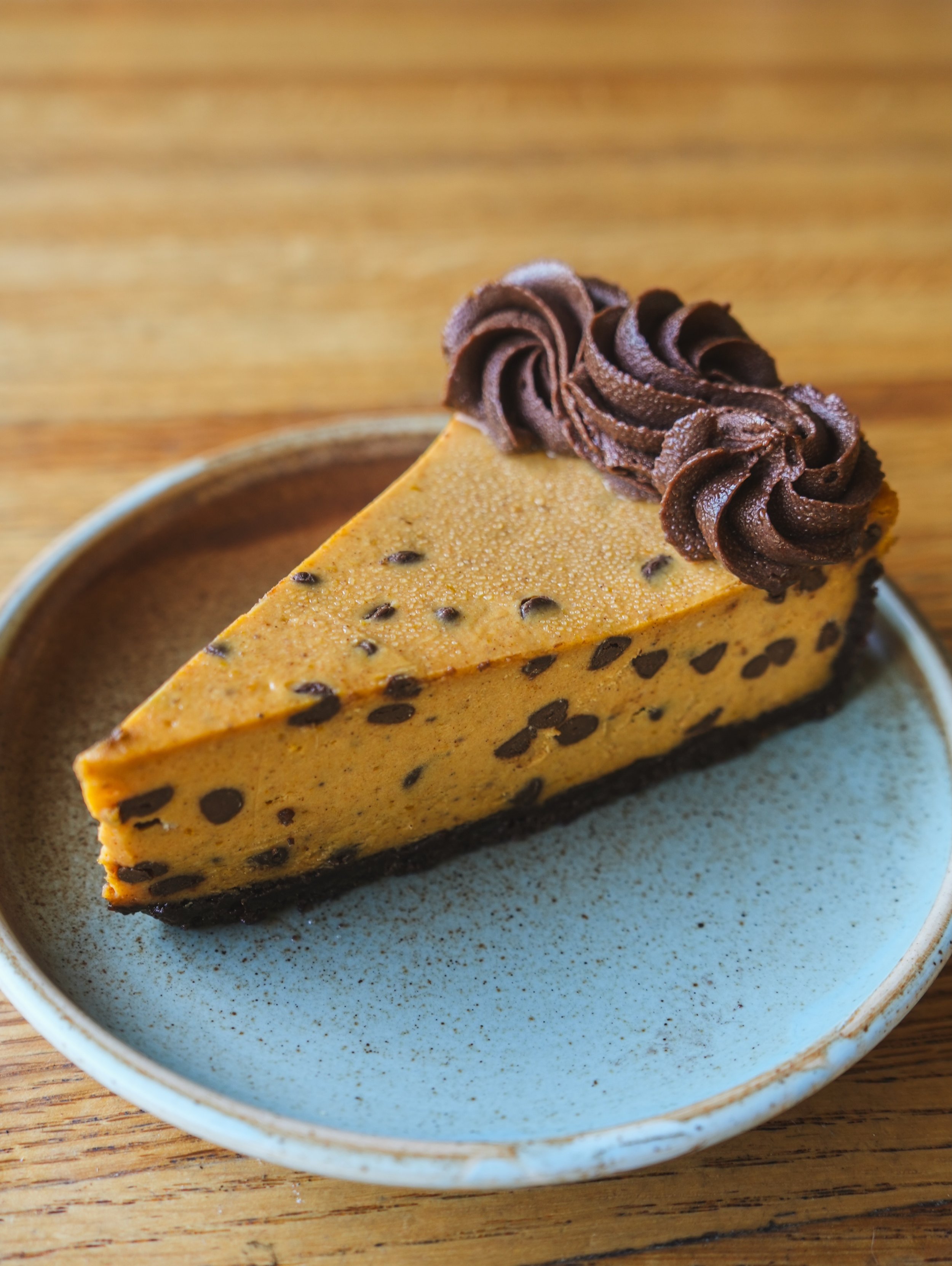 Last call for @risingheartsbakery Pumpkin Chocolate Chip Cheesecake and Halloween Cupcakes this week! 📣🎃👻 Grab them before they vanish for good 😶&zwj;🌫️ 

Both are plant based (vegan) &amp; gluten free friendly 🌝