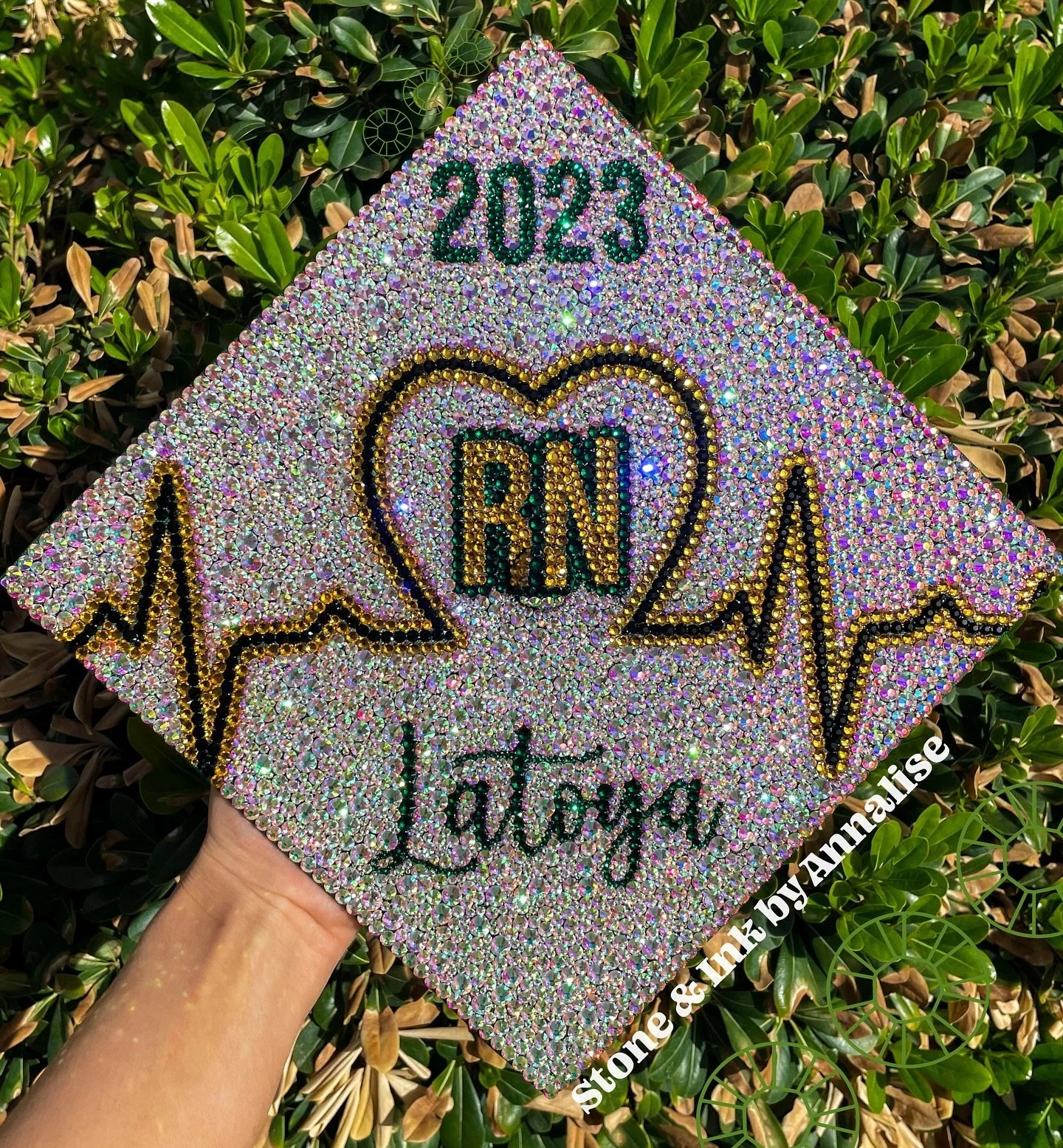 Grad season is upon us! Let&rsquo;s kick it off with simpler cap from last semester! I love how this grad incorporated her school colors into her design. Congrats Latoya!💚

Don&rsquo;t forget grad cap orders open this Friday at 8am PST!✨
&bull;
&bul