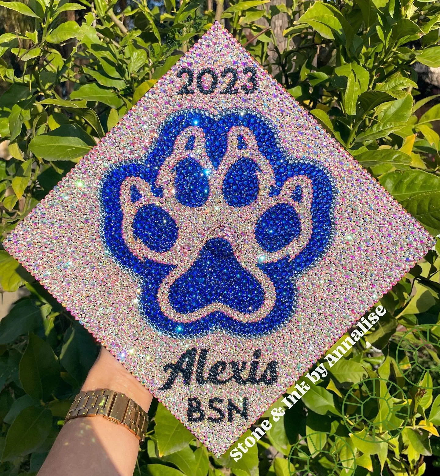 LOVEEEE this cap! It&rsquo;s so fun getting out all the blues and seeing how they shine together🤩 I absolutely love when grads make their designs their own to make it as unique as possible🫶🏼

Congrats Alexis!🩵✨

&bull;
&bull;
&bull;
&bull;
&bull;
