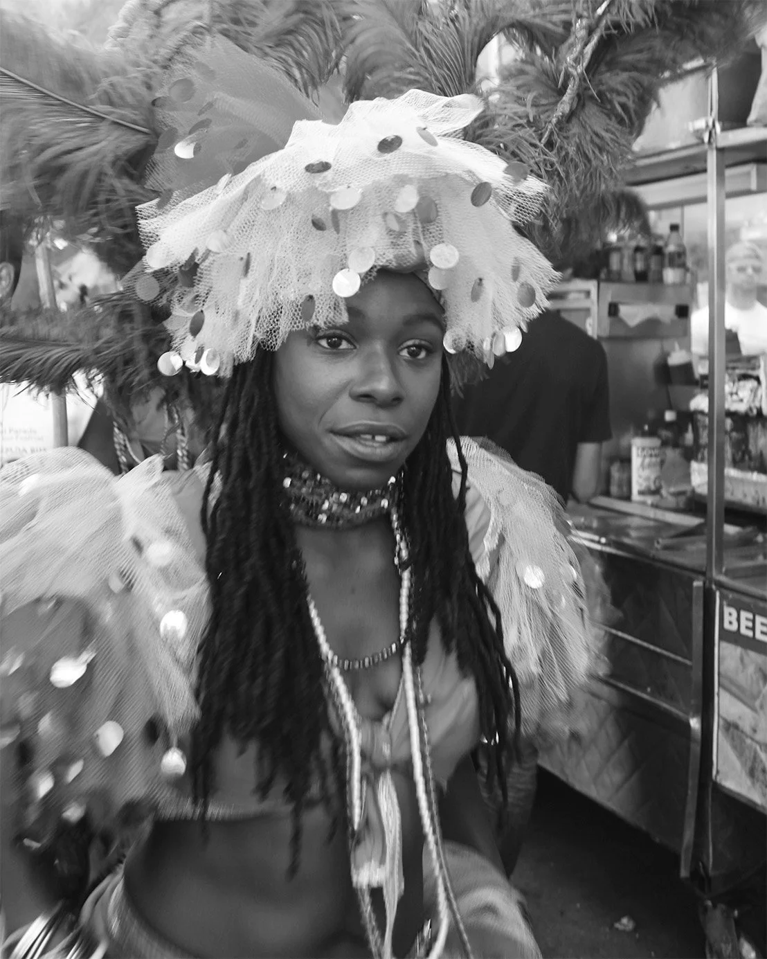 2014_09_11_AndreaDiasBreitman_StreetPhotography_BrasilianParade_FeathersHotdogs01BW_Web.jpg