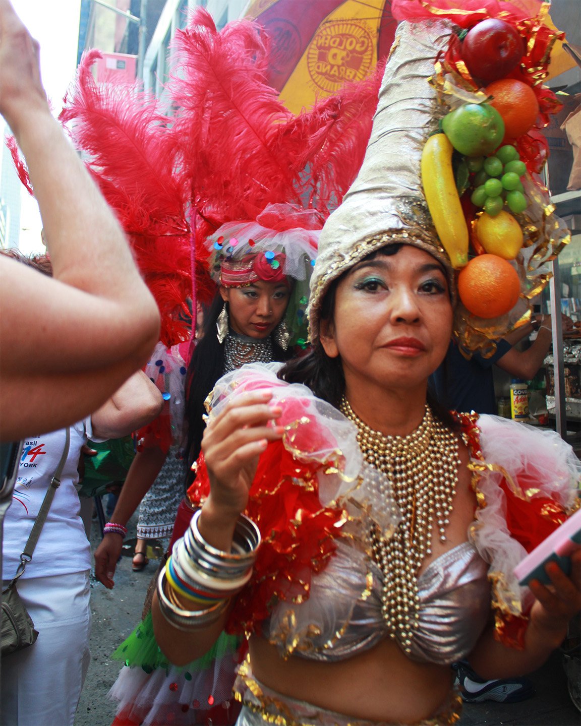 2014_09_11_AndreaDiasBreitman_StreetPhotography_BrasilianParade_FruitHat01_Web.jpg