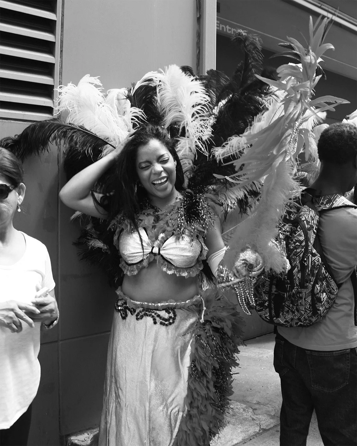 2014_09_11_AndreaDiasBreitman_StreetPhotography_BrasilianParade_Feathers06_BW_Web.jpg