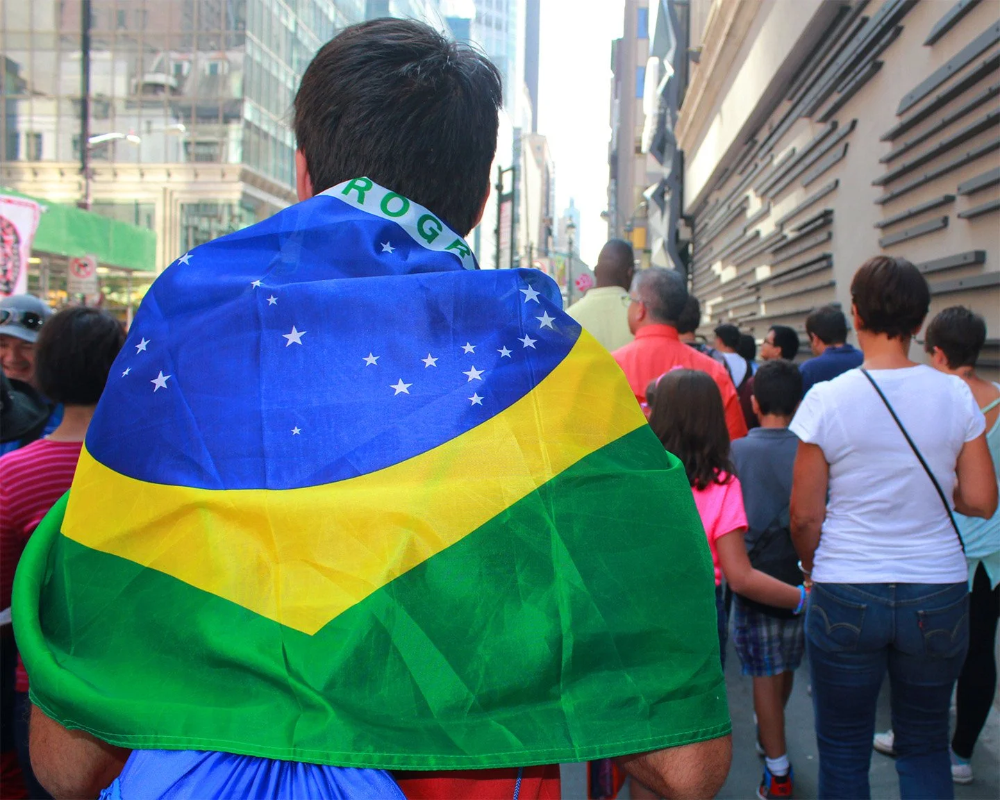 2014_09_11_AndreaDiasBreitman_StreetPhotography_BrasilianParade_Flag01_Web.jpg
