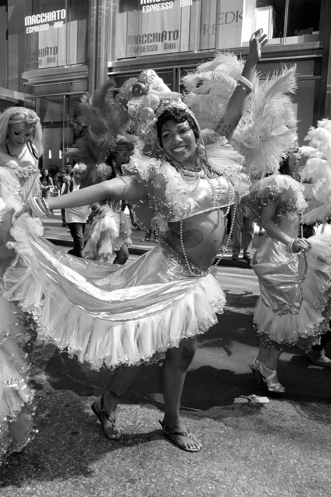 2014_09_11_AndreaDiasBreitman_StreetPhotography_BrasilianParade_Feathers04_BW_Web.jpg