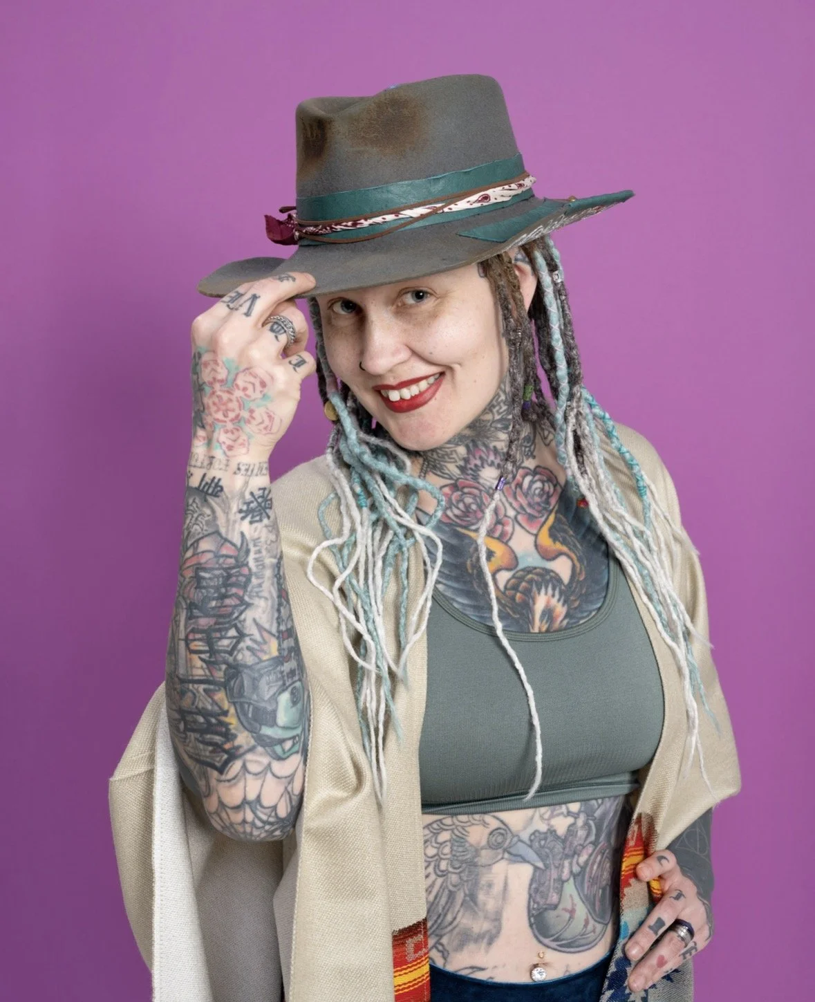 Olivia magee hattu päässä omaa tyyliään edustaen; viesti kuuluu - ole oma itsesi, kaikki muut on jo varattuja