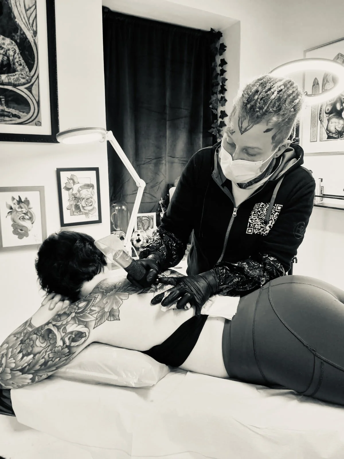 Olivia tatuoi asiakasta ammattitaidolla. Turvallisuus ja hygieenisyys ovat ensisijaisen tärkeää tatuointia tehdessä.