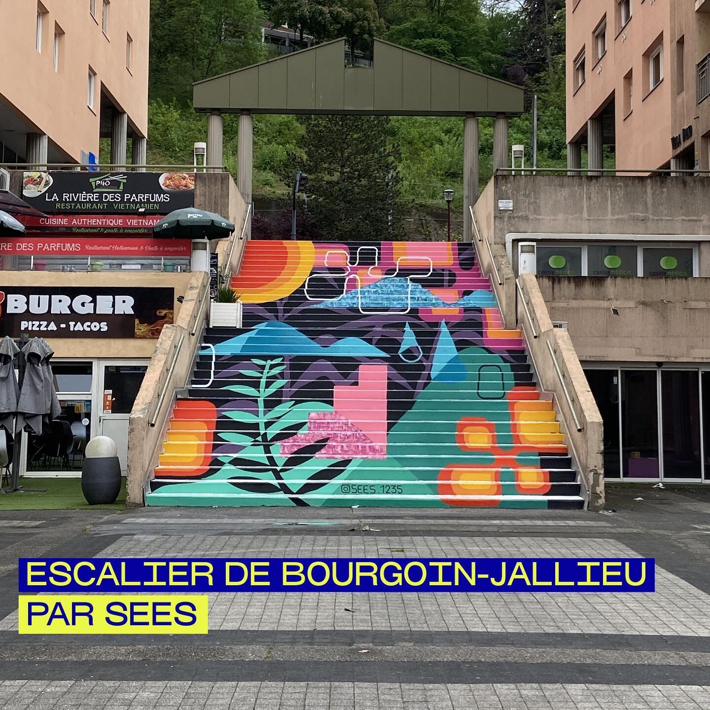 Les escaliers de la rue des Marrettes de @bourgoinjallieu se transforment en une &oelig;uvre color&eacute;e ! 

La fresque, r&eacute;alis&eacute;e par @sees.1235, recouvre les 34 marches de l&rsquo;escalier et offre une nouvelle dimension artistique 
