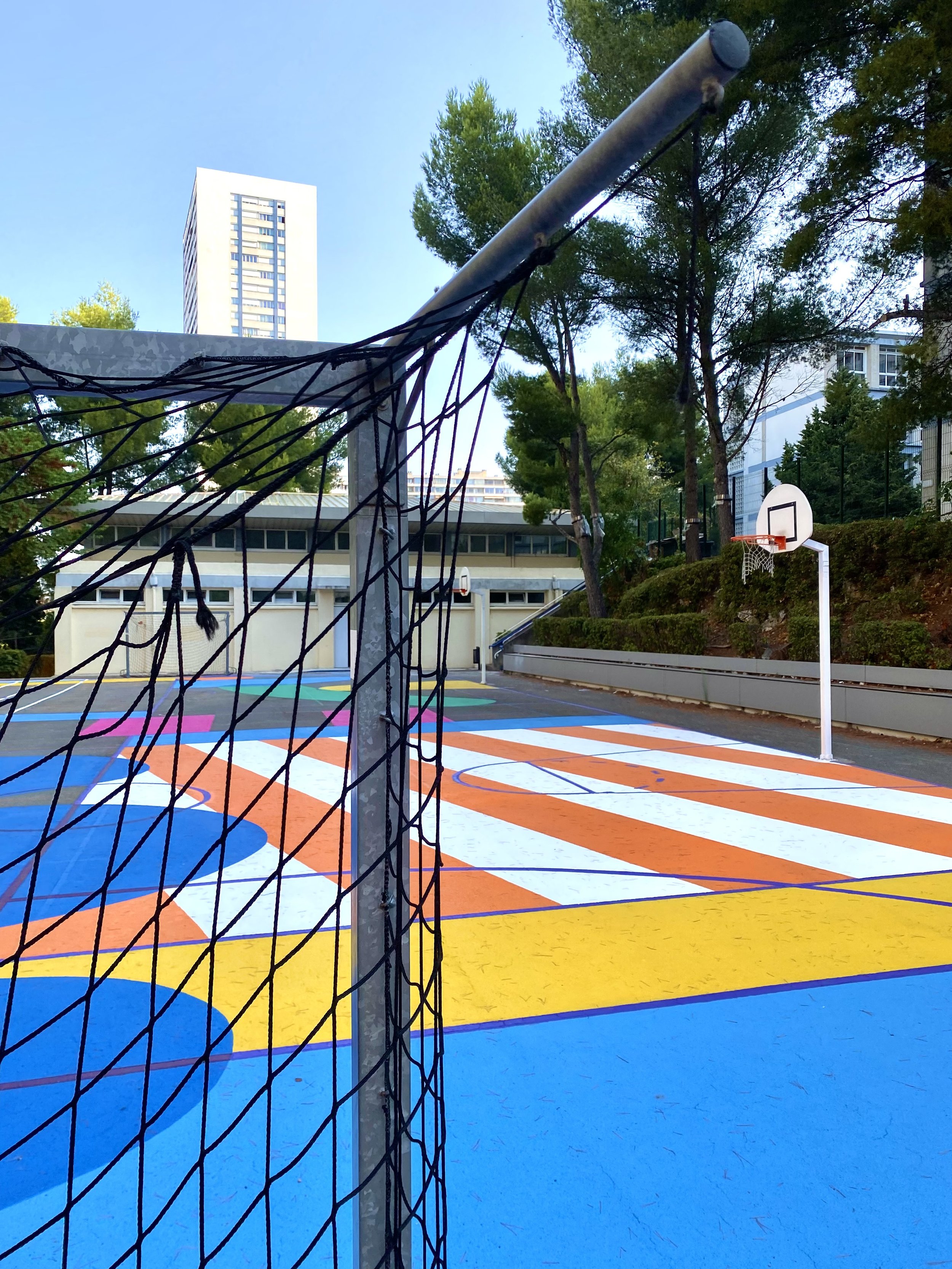 Terrain de La Rouvière à Marseille par l'artiste Chloé Bernard et Akka Studio