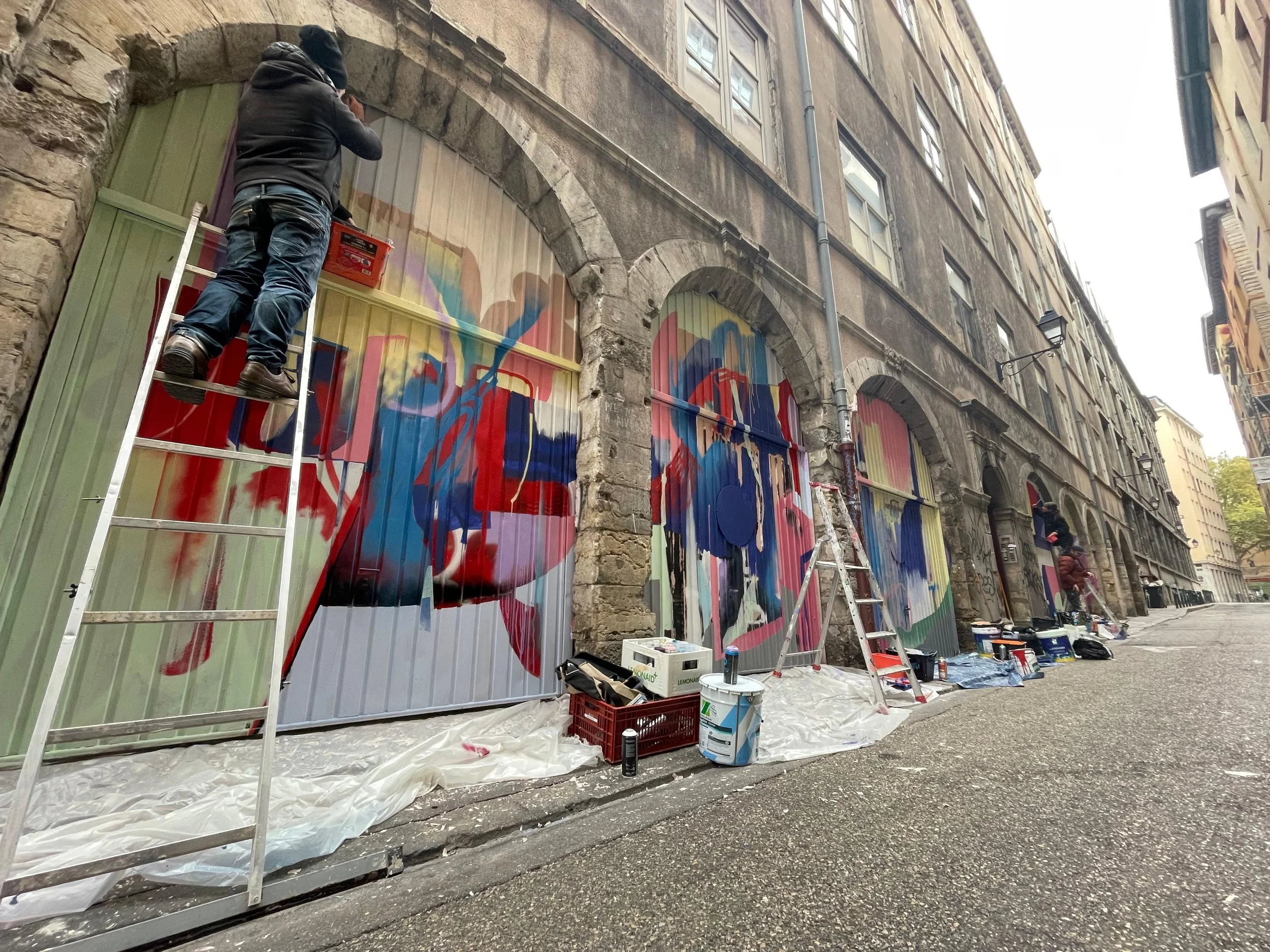 Fresque rue des Augustins à Lyon par les artistes Tang, Sphinx, et Sophie Convers accompagnés par Akka Studio
