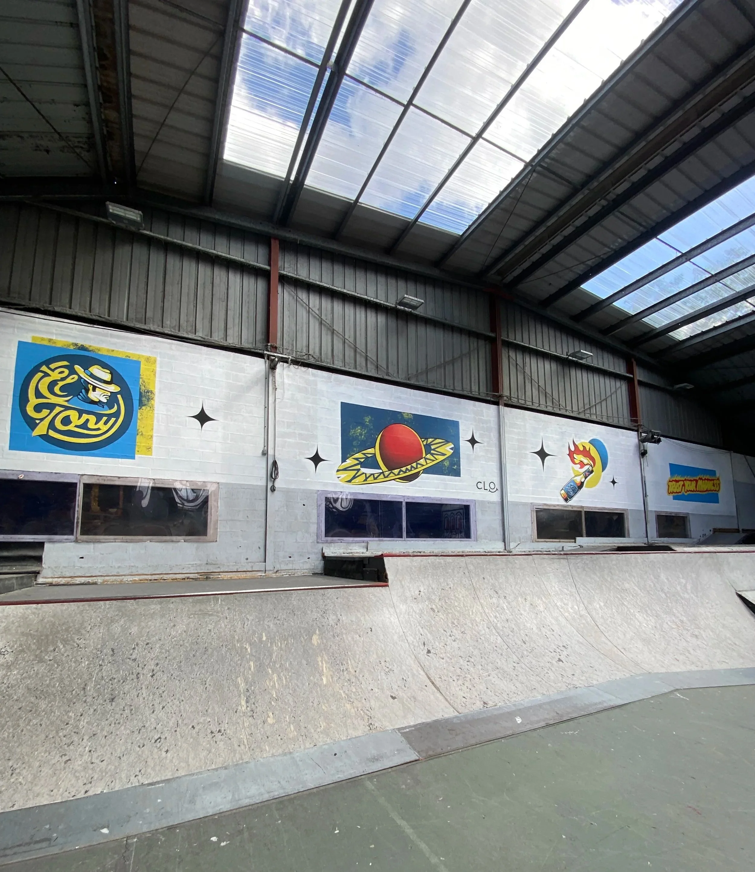 Fresques El Tony au Skatepark Cosanostra par Chloé Bernard et Akka Studio