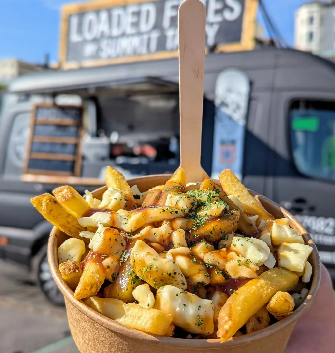🇨🇦 We can’t wait to serve up ALL of the poutine next Saturday 28th in Trafalgar Square for Canada Day Celebrations!! 🇨🇦 
Pop on our stories to have a guess how many litres of gravy we are making...
@canadadaylondon @togatherevents_ 
#pou