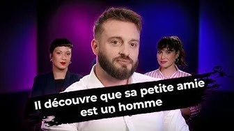 Trois personnes, un homme au centre avec une barbe et deux femmes derrière lui, dans un studio avec un fond violet et bleu.