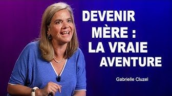 Portrait d'une femme blonde en pull bleu, souriante, avec un fond violet et blanc montrant le texte 'Devenir mère : la vraie aventure'