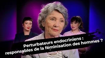 Trois femmes dans un studio avec un fond violet et bleu, l'une d'elles âgée qui parle, avec une légende en français.