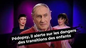 Un homme âgé parlant à une conférence avec deux femmes en arrière-plan, sur un fond violet et bleu, avec un texte en français sur l'image disant 'Pédopsy, il alerte sur les dangers des transitions des enfants'.