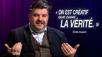 Une image d'un homme avec une barbe, portant une veste sombre, parlant avec les mains. Il y a une citation en français à côté de lui : « On est créatif que dans la vérité. »