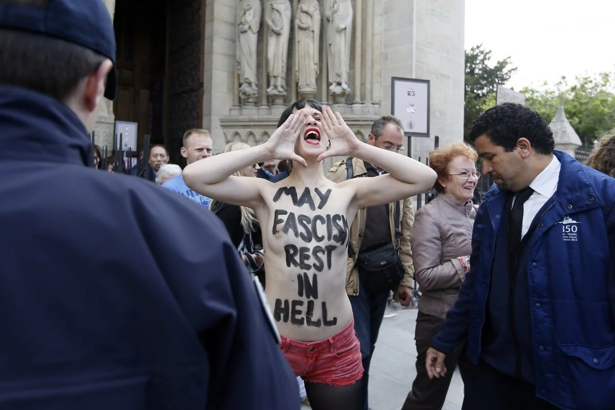 femen Marguerite Stern "May Fascism Rest In Hell", antifa. notre-dame de Paris