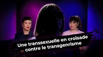 Deux femmes en studio devant un fond violet et bleu, interviewent une personne dont la silhouette est visible de dos, avec un texte en français: "Une transsexuelle en croiseade contre le transgenisme."