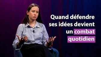 Une femme en train de parler lors d'une conférence, avec un texte en français qui dit 'Quand défendre ses idées devient un combat quotidien'.