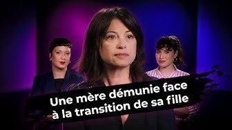 Trois femmes regardant vers l'avant, deux de chaque côté d'une femme centrale avec un texte en français indiquant 'Une mère démontre face à la transition de sa fille'.