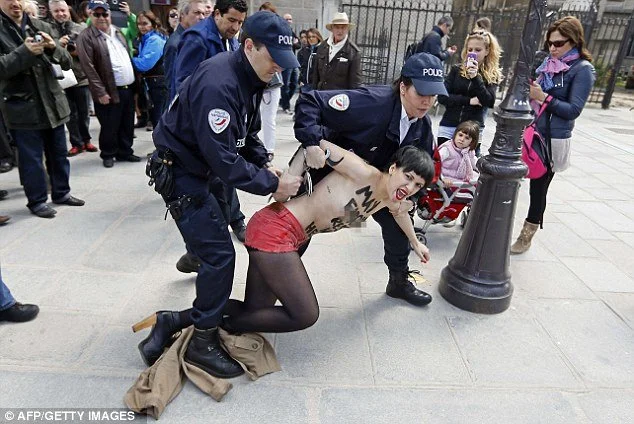 femen Marguerite Stern notre dame de paris