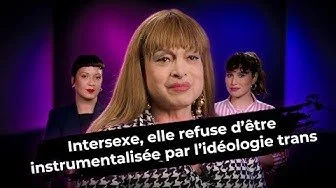 Trois femmes sur un plateau de télévision, avec un fond violet et bleu, et un panneau avec un message en français