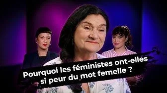 Trois femmes, dont une au premier plan, en discussion lors d'une interview ou d'un débat, avec le texte en français : 'Pourquoi les féministes ont-elles si peur du mot femme ?' sur l'image.