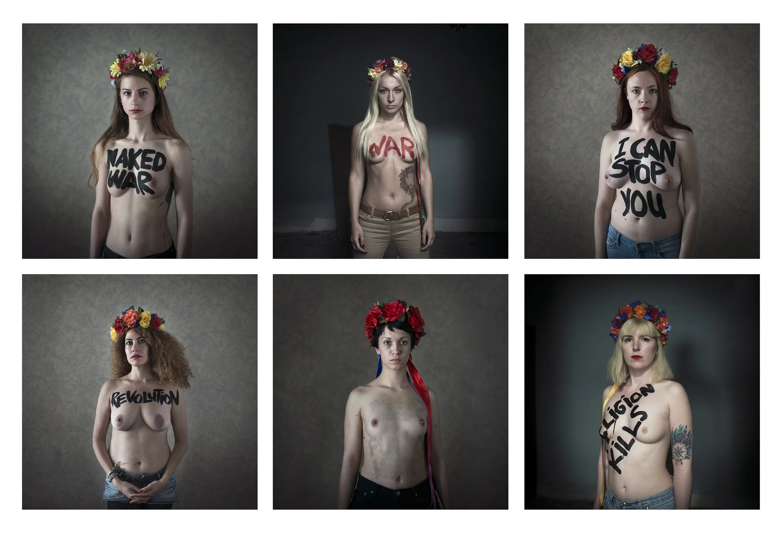 Six femmes sans vêtements excepté des couronnes de fleurs sur la tête, portant des écritures peintes sur le corps ou le torse, exprimant des messages liés à la guerre, la révolte et la religion.