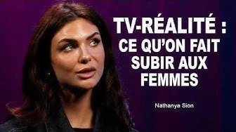 Une femme parle lors d'une émission, avec un texte en français sur fond violet disant : "TV-RÉALITÉ : CE QU'ON FAIT SUBIR AUX FEMMES."