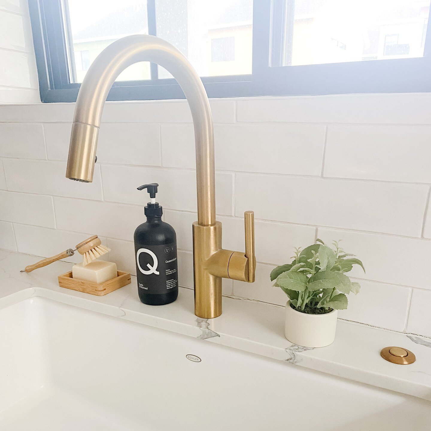 Want to dress up your kitchen sink? Add some greenery, a cute soap, and an organic dish soap bar and brush to bring your kitchen sink look together!

Dish soap: @forthandnomad 
Dish soap bar and brush: @roottohome 
.
.
.
#kitchen #kitchendesign #inte
