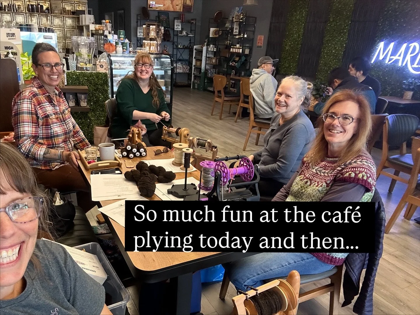 After an afternoon of plying, I was looking forward to that feeling of joy after finishing something. In this case, it was the Ouessant I was spinning for a hat (for the holidays😉 with @fairy_tale_fibers_1 !)

I had just finished plying and left the