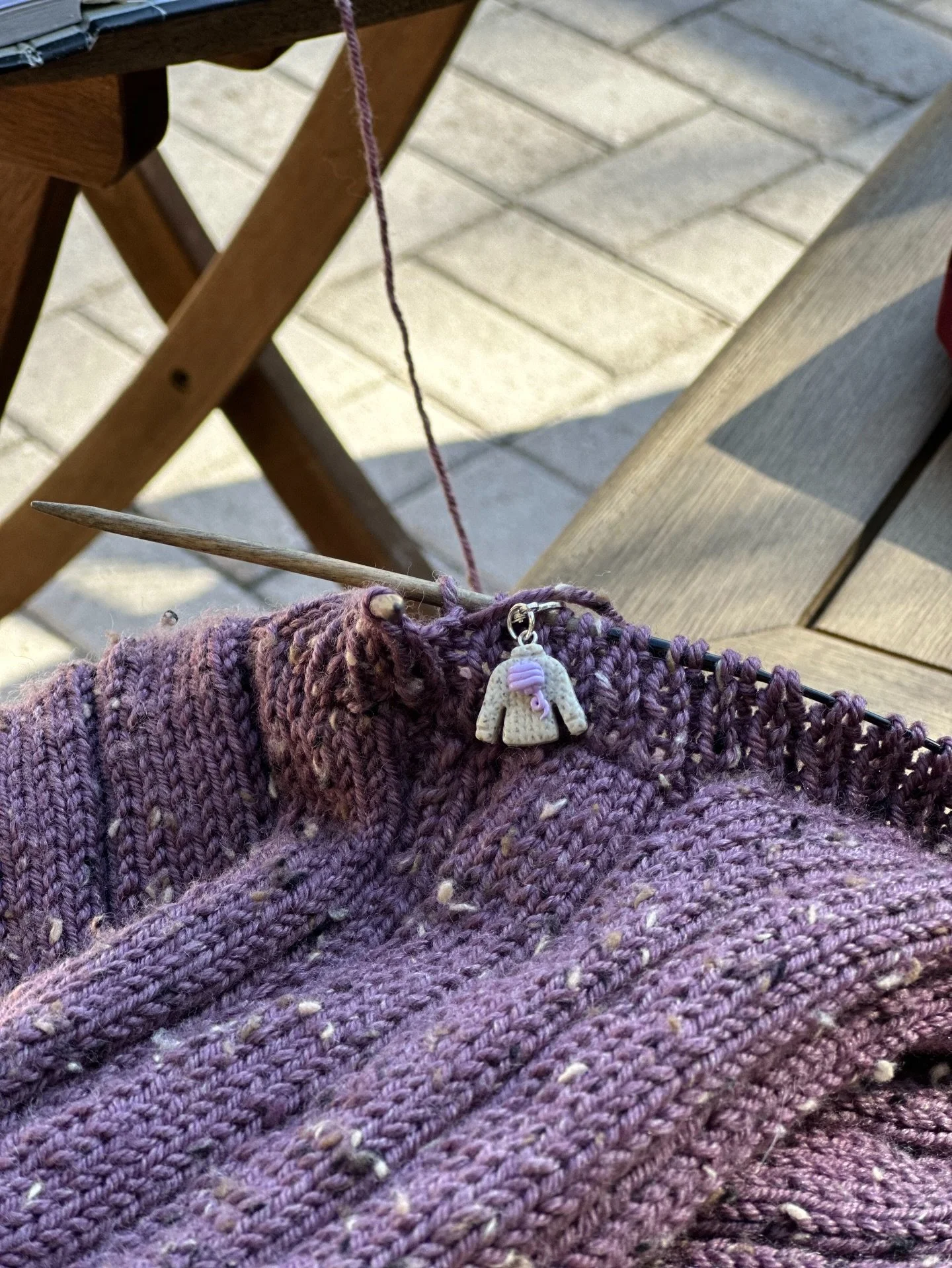 Happy #wipwednesday 
This little stitch marker from Kelsey @thelittlestcharmco  makes even ribbing fun!

Some of you might recognize this as Rich&rsquo;s Christmas vest😂I&rsquo;m in the homestretch now though!

📇 Murray Vest by Pattons  @ausyarnco 