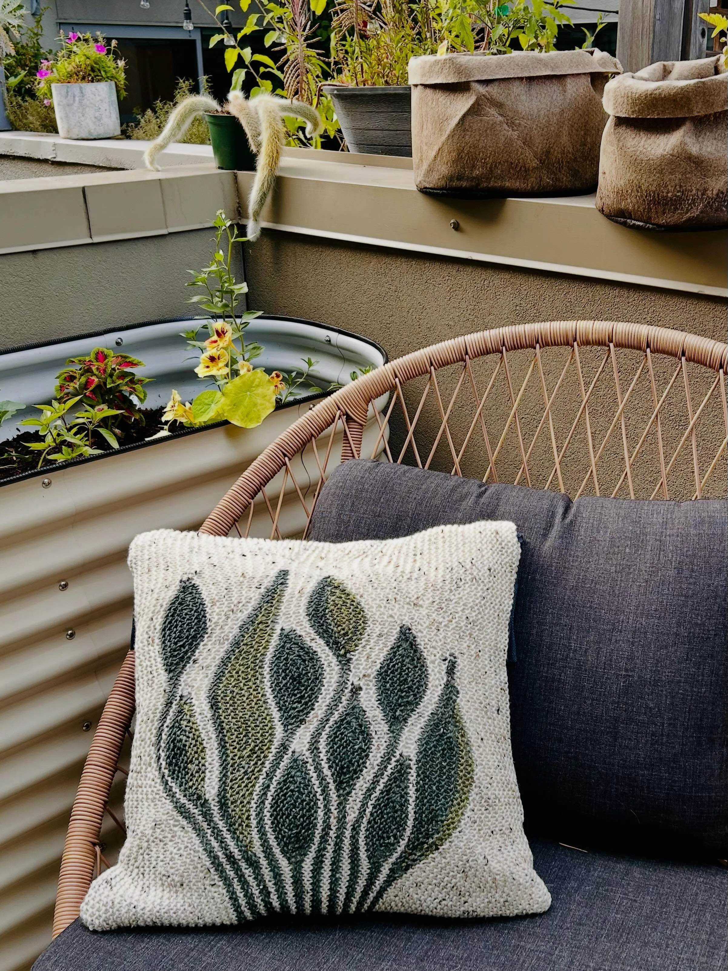 FO Friday! 🍃 

It feels like it&rsquo;s been a minute since we have had a Color Me Happy finished object&mdash;but Linda finally finished her pillow based on the Adelphia purse pattern from @linneaornsteindesign! Let&rsquo;s just say the knitting go
