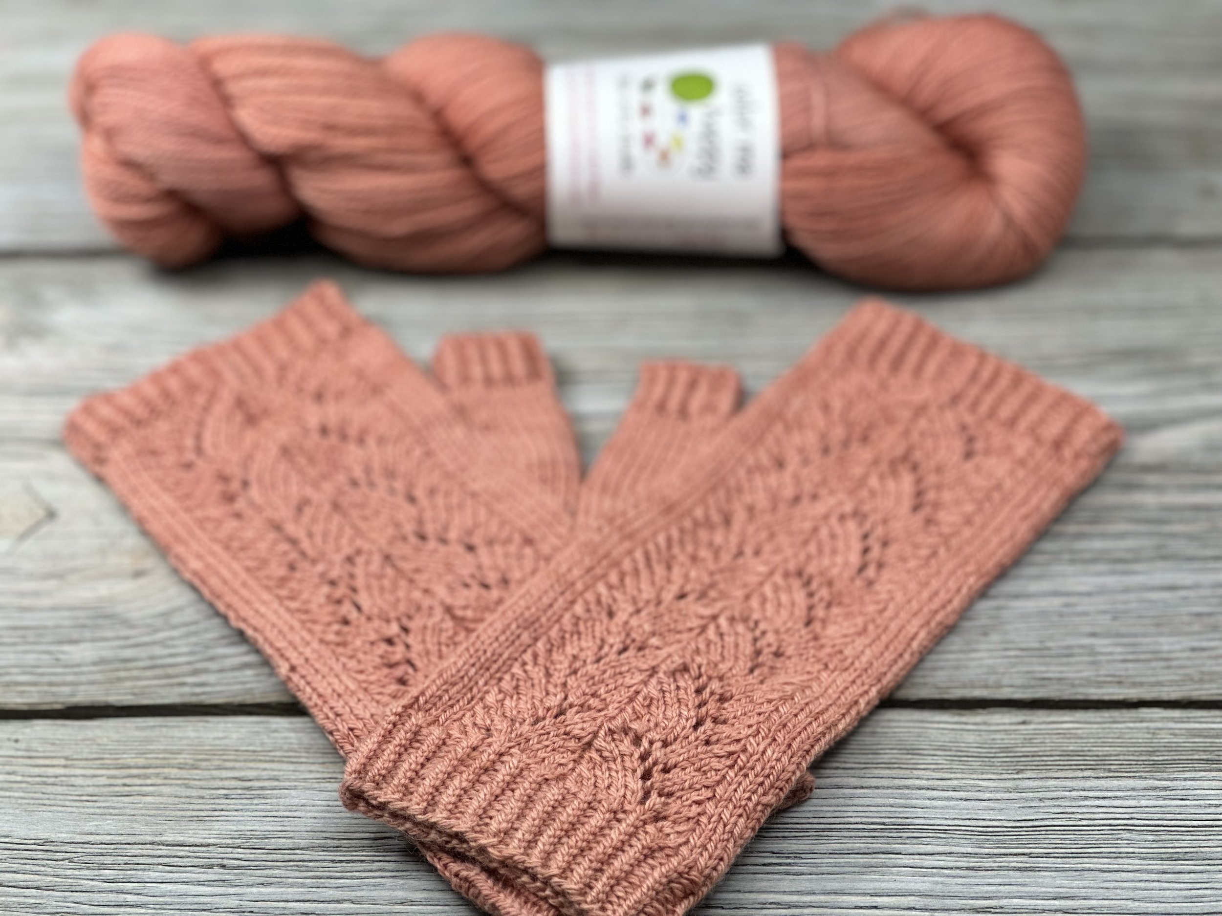 More Mitts knit by Megan; Pattern: Cloudburst by Adrienne Grey (and the pattern is free!)
🧶: Pure Merino Fingering in Autumn Leaves colorway