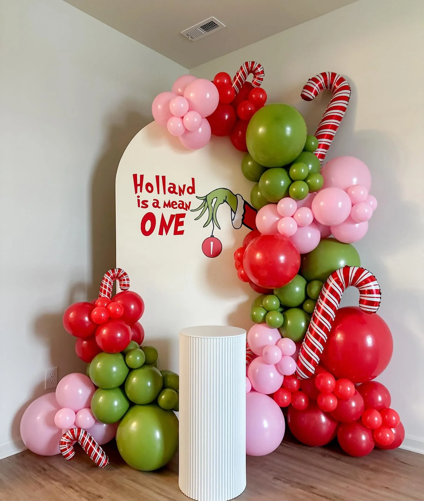This one&rsquo;s a little grinchy, but a whole lotta cute🎄&hearts;️Celebrated Holland turning ONE with an adorably festive Single Arch Package! 

#meanone#tuftexballoons#birthdayballoons#louisvilleballoondecor#birthdaybackdrop